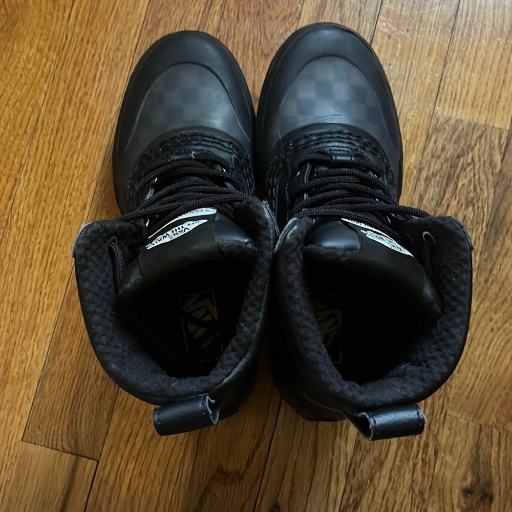 Vans Standard Mid MTE Size Women 8, Men 6.5